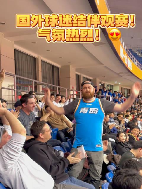 leyu乐鱼体育综合-现场氛围热烈：球迷欢呼不断，气氛火爆！