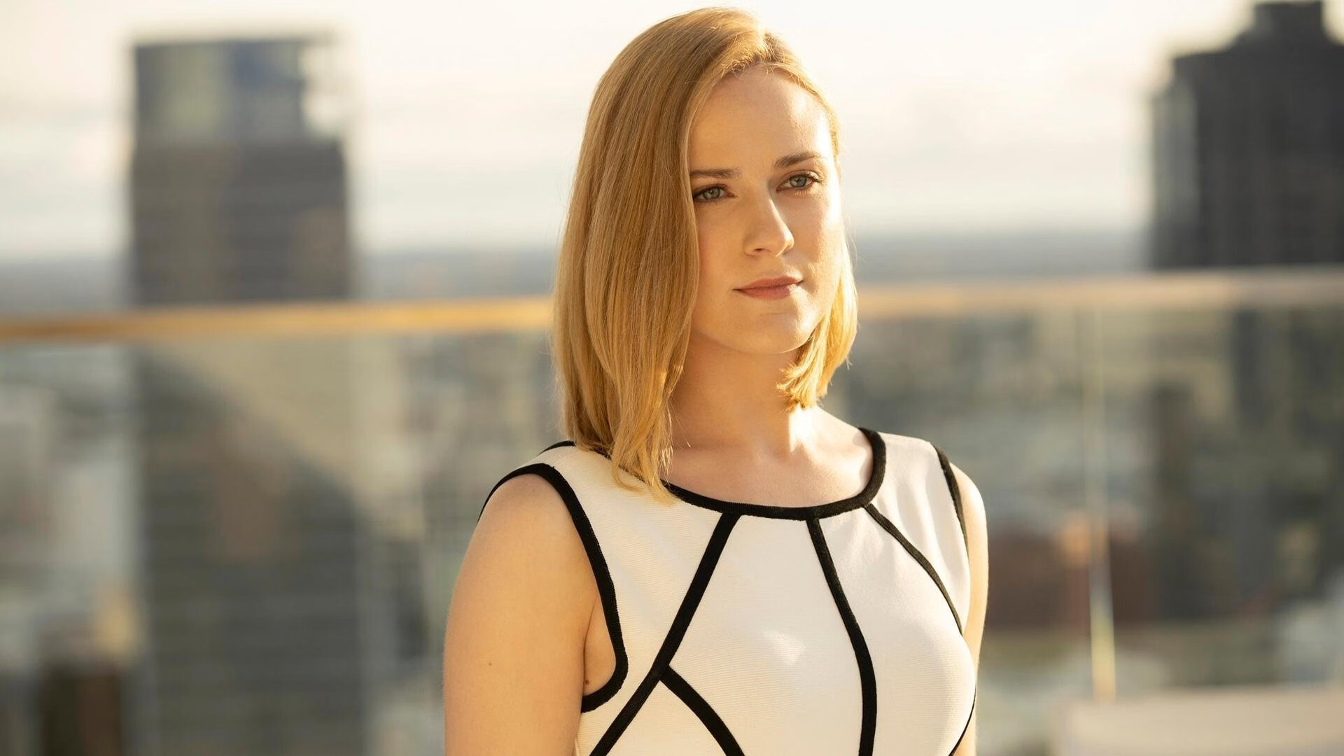 球场内外：比赛精彩、悬念和球迷支持完美结合，球场内讧