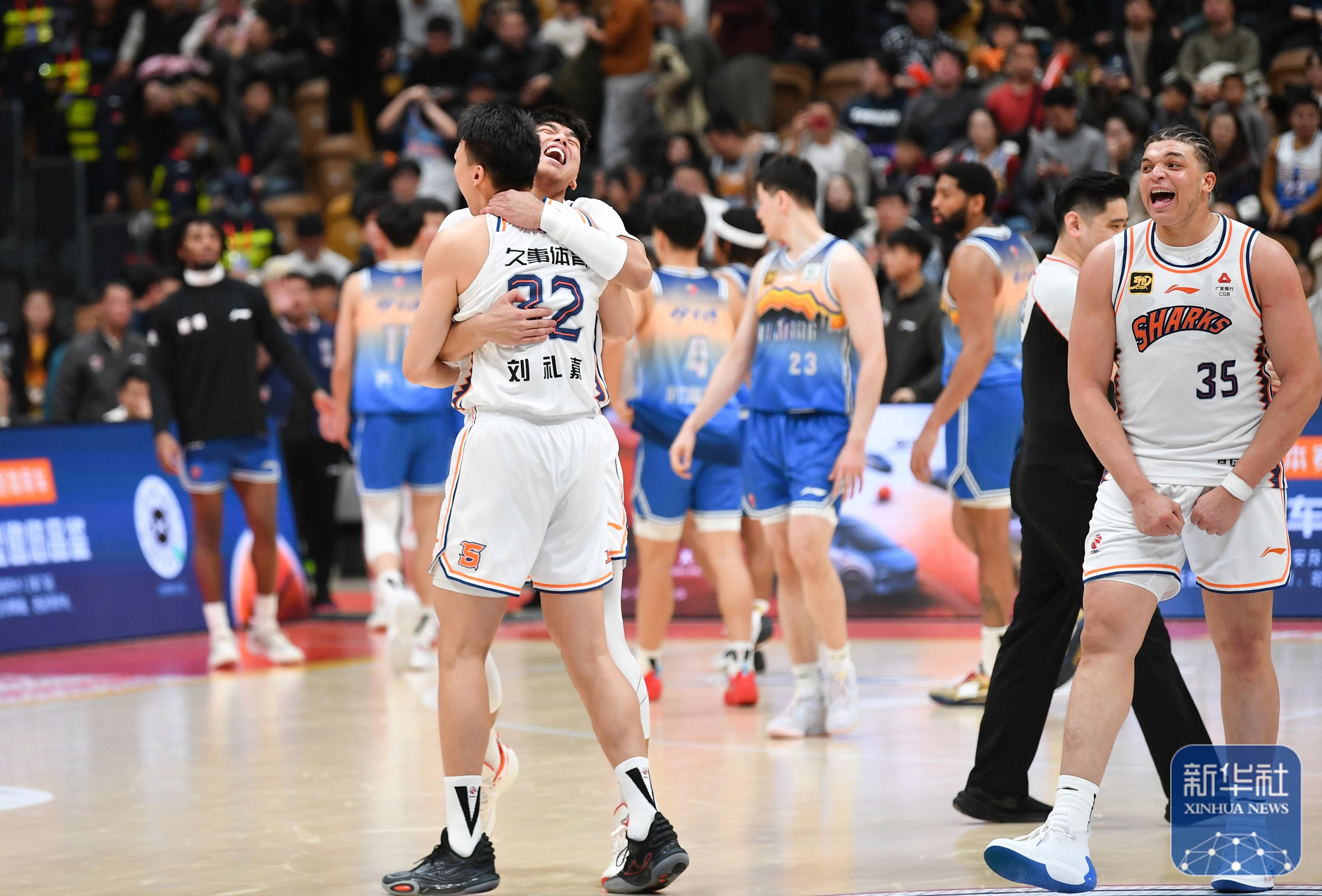 包含"赛季的经典回顾：球场上的激动人心时刻"的词条